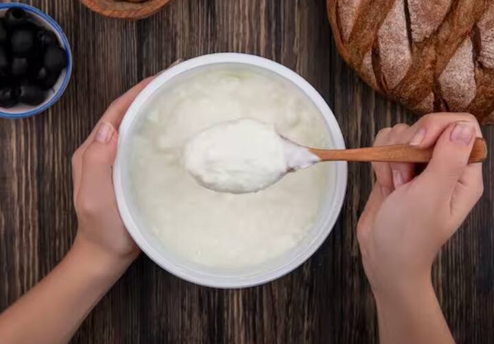 ਤੁਹਾਨੂੰ ਰੋਜ਼ਾਨਾ ਭੋਜਨ ਦੇ ਨਾਲ ਦਹੀਂ ਦਾ ਸੇਵਨ ਕਰਨਾ ਚਾਹੀਦਾ ਹੈ। ਇਸ 'ਚ ਪ੍ਰੋਟੀਨ, ਕੈਲਸ਼ੀਅਮ ਵਰਗੇ ਤੱਤ ਹੁੰਦੇ ਹਨ, ਜੋ ਵਾਲਾਂ ਨੂੰ ਮਜ਼ਬੂਤ ​​ਬਣਾਉਂਦੇ ਹਨ।