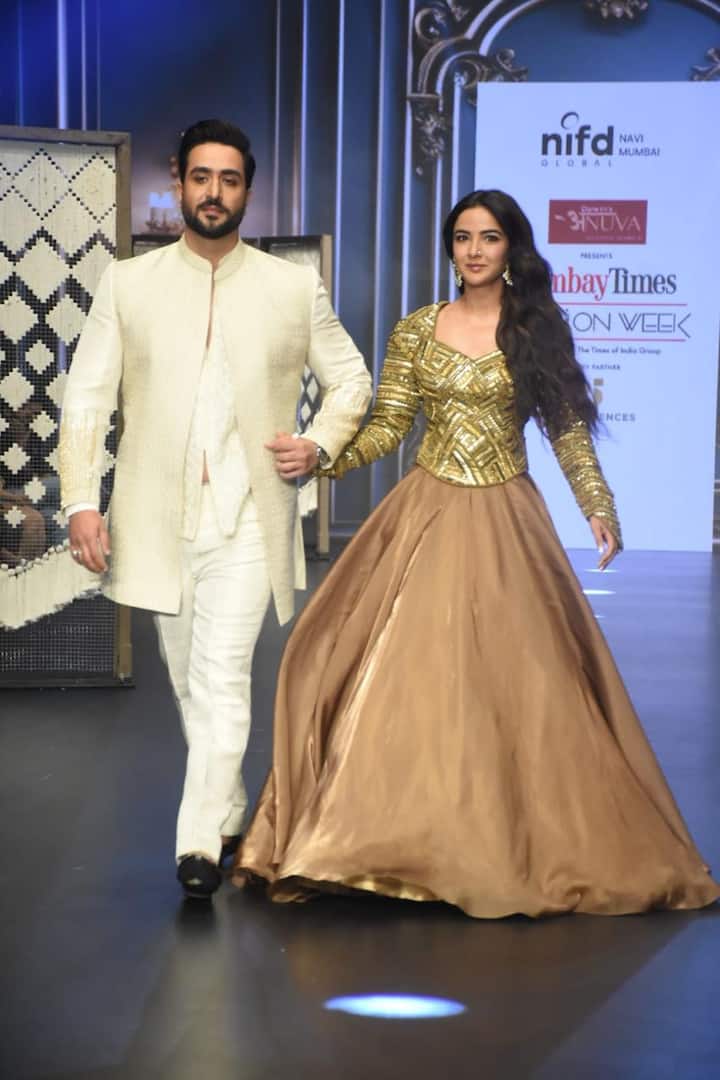 Jasmine and Aly walked hand in hand on the runway.