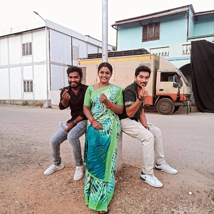 కార్తీక దీపం సీరియల్ ఎంత క్రేజ్ని సంపాదించుకుందో ప్రత్యేకంగా చెప్పాల్సిన అవసరం లేదు. ఇన్స్టాలో మీమ్స్, రీల్స్ ఈ సీరియల్ మీద చాలా వచ్చాయి. (Images Source : Images Source : premi_vishwanath)