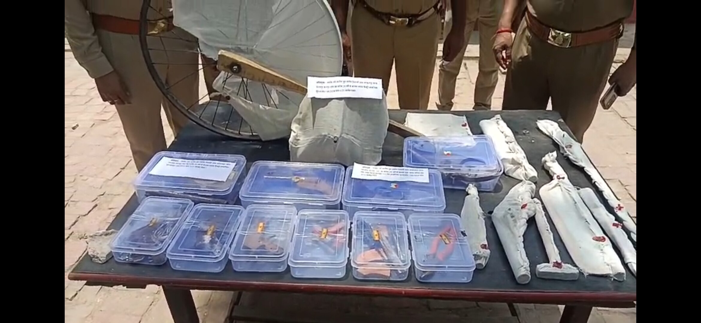 Kanpur News: लोकसभा चुनाव के बीच अवैध फैक्ट्री का भंडाफोड़, तमंचे बरामद, 1 गिरफ्तार