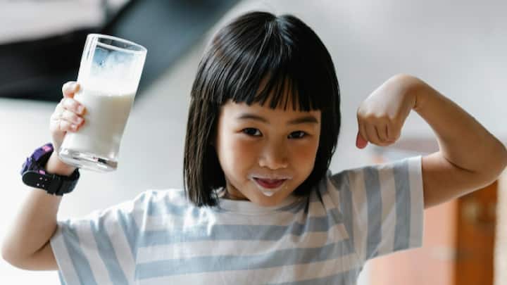थंड दूध पिल्याने वजन कमी होण्यास कशी मदत होते हे आम्ही तुम्हाला सांगणार आहोत. चला जाणून घेऊया!