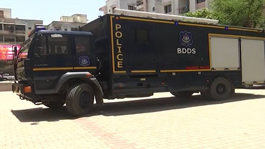 અમદાવાદમાં શાળાઓને બોમ્બથી ઉડાવી દેવાની ધમકી અફવા નીકળી, પોલીસે ઘટના અંગે શું કર્યો ખુલાસો A day before the polls, there was a threat to bomb schools in Ahmedabad અમદાવાદમાં શાળાઓને બોમ્બથી ઉડાવી દેવાની ધમકી અફવા નીકળી, પોલીસે ઘટના અંગે શું કર્યો ખુલાસો