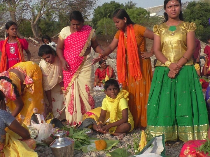 கரூர்: ராயனூர் ஸ்ரீ பால்வடித்த வேம்படியம்மன் சித்திரை திருவிழா - பக்தர்கள் நேர்த்திக்கடன்