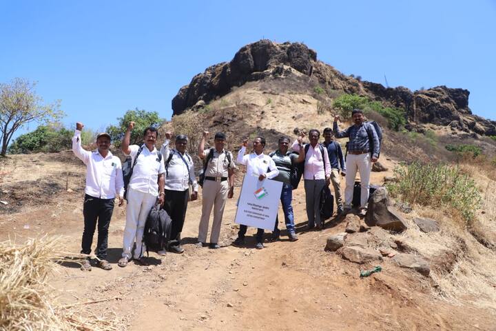 त्यांच्यासाठी शिडी आणि दोरखंडाच्या सहाय्याने निवडणूक साहित्य पोहच करण्यात आले.