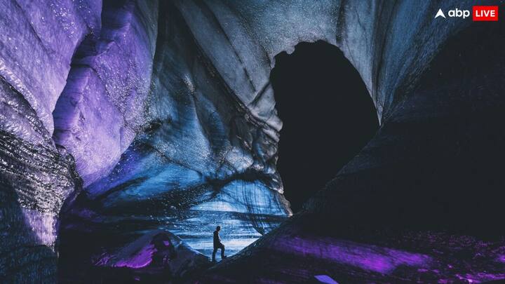 Cave of Crystals: इस गुफा में क्रिस्टल्स के बीच चलना बेहद मुश्किल माना जाता है. चलने के दौरान जरा सी गलती हो जाने पर आप फिसलकर बुरी तरह चोट खा सकते हैं या फिर जान भी गंवा सकते हैं.