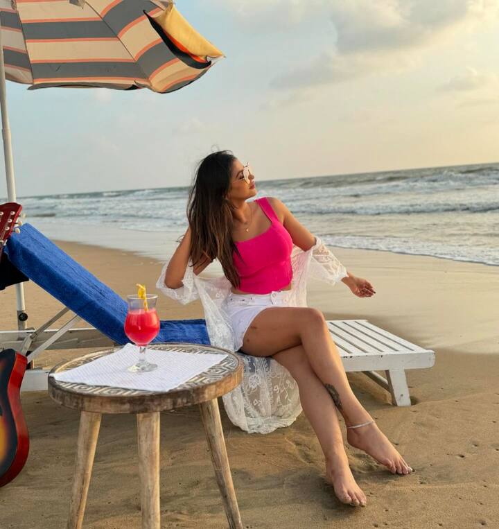 ఇందుకోస తరచూ సోషల్ మీడియాలో గ్లామరస్ ఫోటోలు షేర్ చేస్తుంది. తాజాగా ఈ బ్యూటీ లైట్ ఫిట్ బాడీకాన్ డ్రెస్లో ఘాటుగా అందాల షో చేసింది. ప్రస్తుతం యషికా ఆనంద్ ఫోటోలు వైరల్ అవుతున్నాయి.