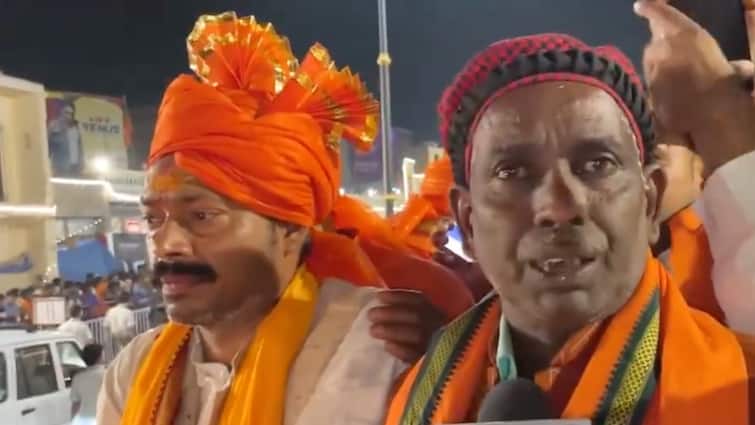 Ayodhya Iqbal Ansari showered flowers on pm narendra modi road show Watch Video Watch: PM मोदी के रोड शो पर इकबाल अंसारी ने बरसाए फूल, कर दी ये भविष्यवाणी