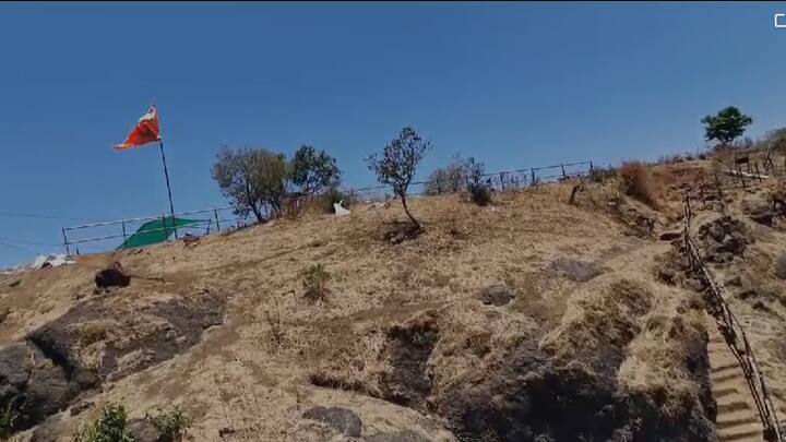 शिवकाळापासून रायरेश्वर किल्ल्यावर जंगम समाजाची कुटुंबे वास्तव्यास आहेत. त्यातील 160 जण मतदानासाठी पात्र आहेत.