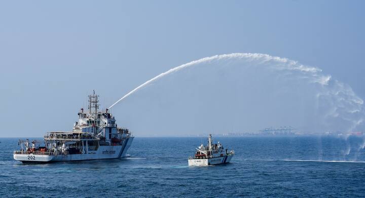 इससे पहले भारतीय तट रक्षक बल ने हाल ही में समुद्र के बीच फंसे 27 बांग्लादेशी मछुआरों की जान बचाई थी और इसके एक दिन बाद इन मछुआरों को बांग्लादेश के सुपुर्द कर दिया गया.