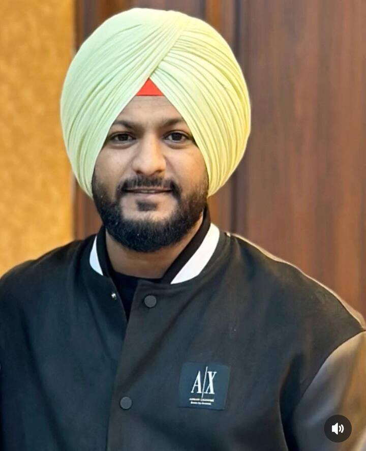 ਜਦੋਂ ਜੀ ਖਾਨ ਕਰਿਆਨੇ ਦੀ ਦੁਕਾਨ 'ਤੇ ਨੌਕਰੀ ਕਰ ਰਿਹਾ ਸੀ। ਉਦੋਂ ਹੀ ਉਸ ਦੇ ਅੰਦਰ ਗਾਉਣ ਦਾ ਸ਼ੌਕ ਜਾਗਿਆ। ਦਰਅਸਲ, ਜੀ ਖਾਨ ਦਾ ਇੱਕ ਦੋਸਤ ਉਸ ਨੂੰ ਆਪਣੇ ਨਾਲ ਕਾਲਜ ਲੈ ਗਿਆ, ਉਥੇ ਕੋਈ ਫੰਕਸ਼ਨ ਚੱਲ ਰਿਹਾ ਸੀ। ਉਸ ਦੇ ਦੋਸਤ ਨੇ ਜੀ ਖਾਨ ਨੂੰ ਕਿਹਾ ਸੀ ਕਿ ਸਾਡੇ ਕਾਲਜ 'ਚ ਫੰਕਸ਼ਨ ਚੱਲ ਰਿਹਾ ਹੈ।