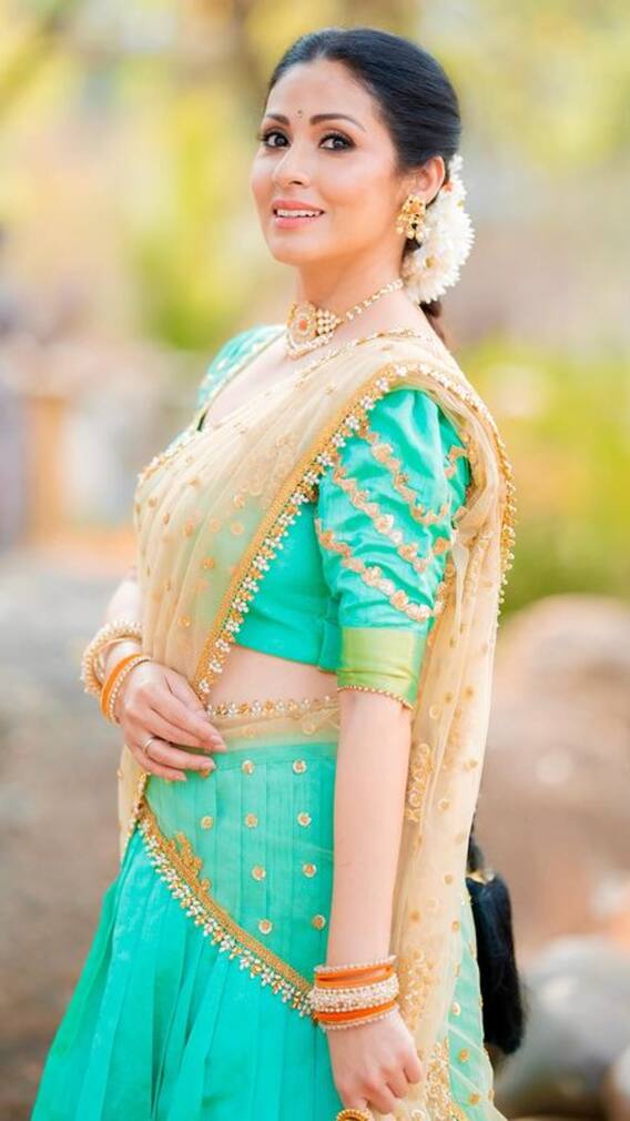 தாவணியில் ஜொலிக்கும் சதாவின் லேட்டஸ்ட் புகைப்படங்கள்!