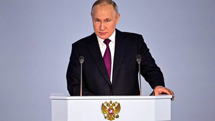Russia Vladimir Putin orders Nuclear Weapon drills amid France sent army aid to Ukraine Russia Nuclear Weapon Drill: 'बाहर निकालो परमाणु हथियार', फ्रांस ने यूक्रेन में भेजी सेना तो भड़के पुतिन ने दिया ऑर्डर