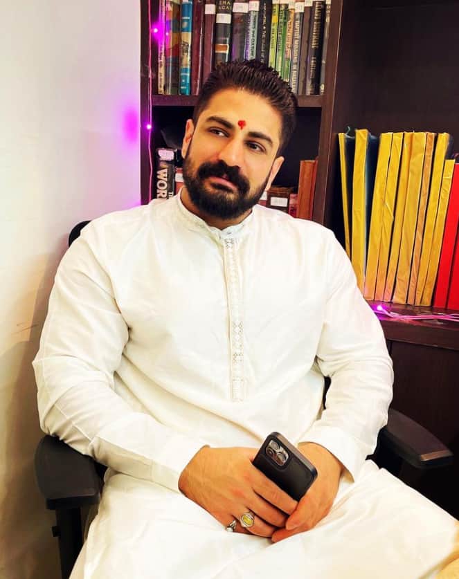 रजत टोकस ने जोधा-अकबर सीरियल में अकबर का किरदार निभाया था. वक्त रजत की उम्र में काफी कम थी. वहीं अब 10 साल बाद एक्टर काफी हैंडसम हो गए हैं. रजत सोशल मीडिया पर भी काफी एक्टिव रहते हैं और अपनी एक से बढ़कर एक फोटो पोस्ट करते रहते हैं.