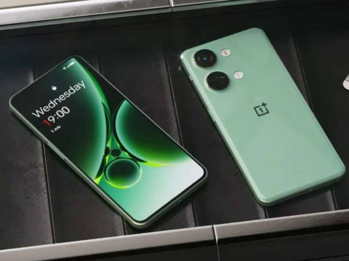 ਖਾਸ ਗੱਲ ਇਹ ਹੈ ਕਿ ਤੁਸੀਂ ਚੋਣਵੇਂ ਬੈਂਕ ਕਾਰਡਾਂ ਰਾਹੀਂ 5,000 ਰੁਪਏ ਤੱਕ ਦੀ ਵਾਧੂ ਤਤਕਾਲ ਛੋਟ ਦਾ ਲਾਭ ਵੀ ਲੈ ਸਕਦੇ ਹੋ। ਇਸ ਤੋਂ ਇਲਾਵਾ ਜੇਕਰ ਤੁਸੀਂ MobiKwik ਵਾਲੇਟ ਦੀ ਵਰਤੋਂ ਕਰਦੇ ਹੋ ਤਾਂ ਫੋਨ 'ਤੇ 10% ਤੱਕ ਦਾ ਕੈਸ਼ਬੈਕ ਦੇਣ ਦਾ ਦਾਅਵਾ ਕੀਤਾ ਜਾ ਰਿਹਾ ਹੈ। ਇਸ ਤੋਂ ਇਲਾਵਾ ਐਕਸਚੇਂਜ ਆਫਰ ਰਾਹੀਂ ਫੋਨ 'ਤੇ 16,449 ਰੁਪਏ ਦਾ ਡਿਸਕਾਊਂਟ ਵੀ ਲਿਆ ਜਾ ਸਕਦਾ ਹੈ।