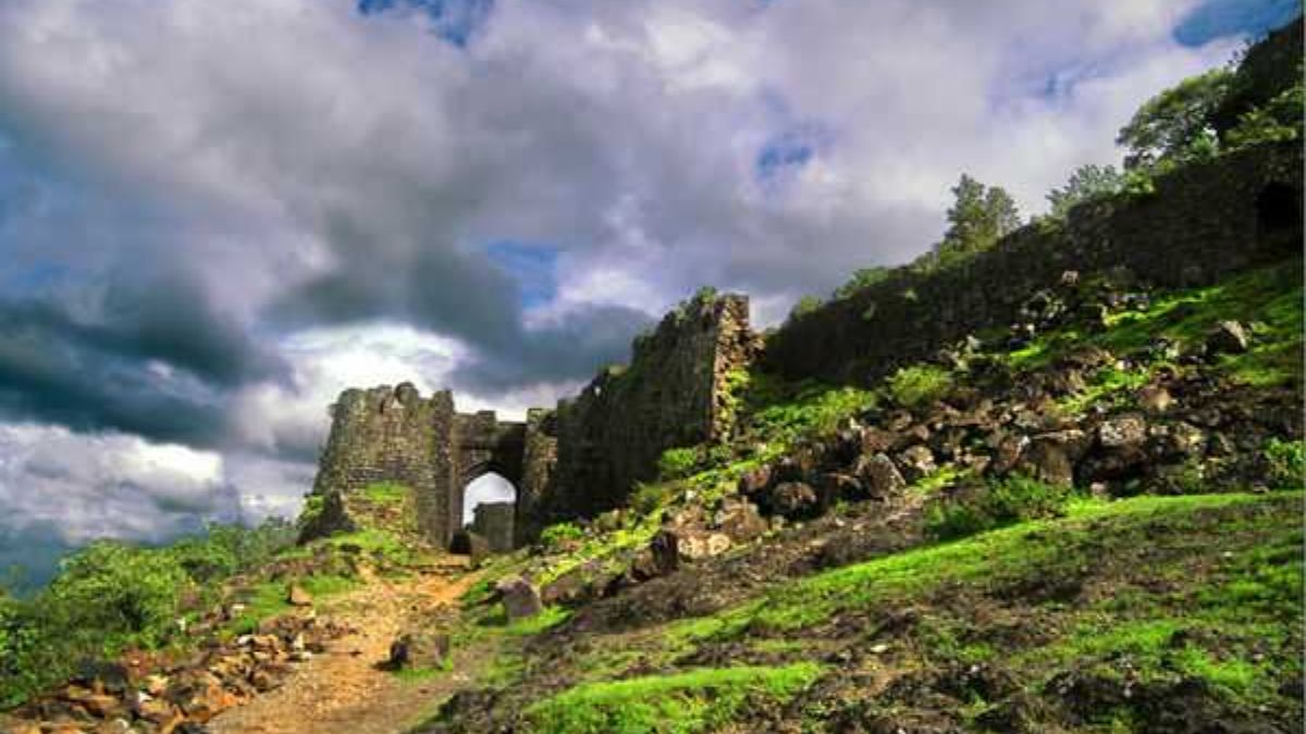 Travel : लोणावळा, खंडाळ्याला जाऊन कंटाळलात? शांत.. निवांत.. महाराष्ट्रातील 'एक' हिल स्टेशन! महाभारत काळातील अनेक रहस्य इथे लपलीत