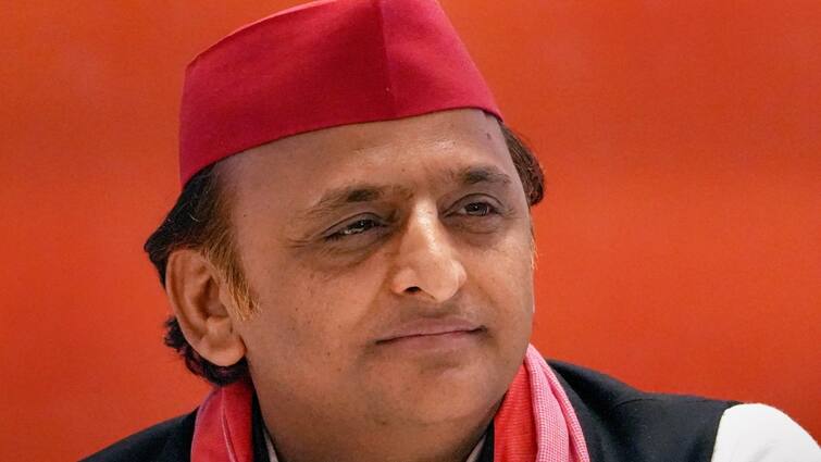 Lok Sabha Elections 2024 BJP MLA photo with Akhilesh Yadav goes viral ann Lok Sabha Elections: चुनाव के बीच अखिलेश यादव के साथ BJP विधायक की फोटो वायरल, बंद कमरे में मुलाकात, चर्चा तेज