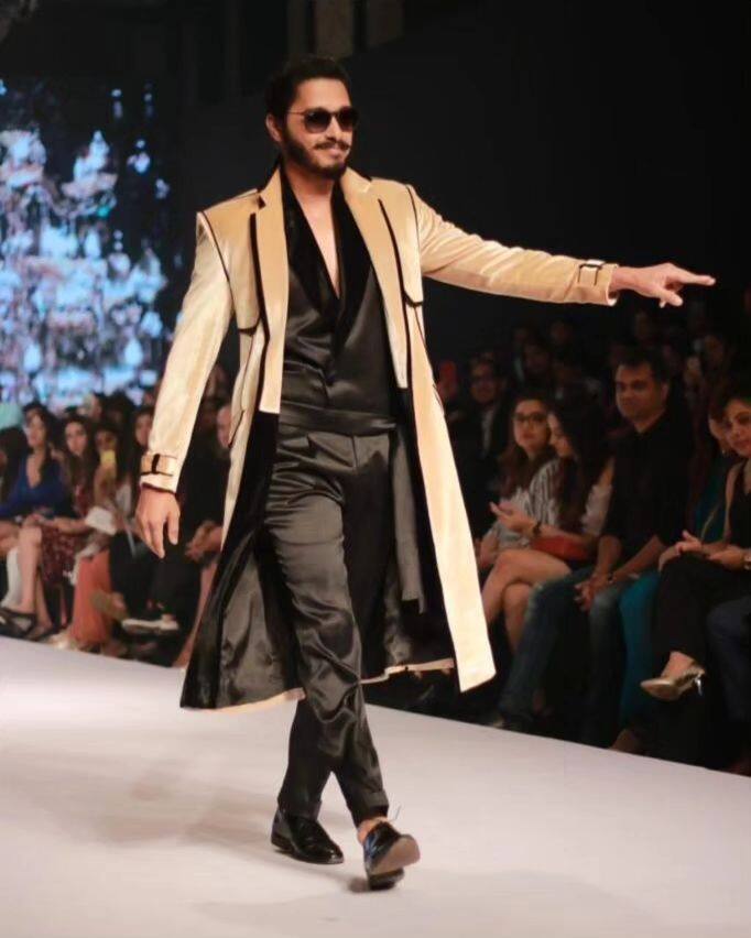 'आपण आपल्या शरीरासाठी कोणती लस घेतली, त्यामध्ये काय होतं, याची कल्पना आपल्या कोणालाच नाही, ही अत्यंत दु्र्दैवाची गोष्ट आहे. अर्थात आपण सगळ्यांनीच संबंधित कंपनीवर विश्वास ठेवला. त्यामुळे या सगळ्याचा आपल्या शरीरावर नेमका काय परिणाम झालाय हे मलाही जाणून घ्यायचं आहे. पण माझ्या हार्टअटॅक मागे कोविडची लस कारणीभूत आहे, हे मी देखील ठामपणे सांगू शकत नाही, असं यावेळी श्रेयसने म्हटलं.  (pc:shreyastalpade27/ig)