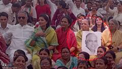 हाती नवऱ्याचा फोटो, समोर लेकीचं भाषण; बारामतीत पोरीसाठी पदर खेचून आई मैदानात