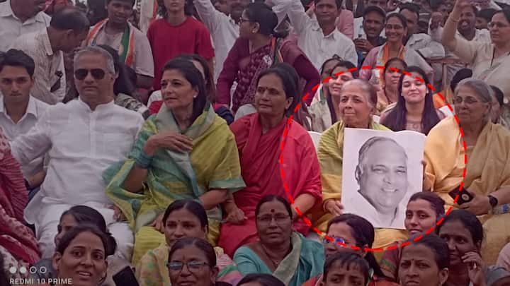Husband Sharda pawar's photo in hand, supriya sule speech in front; In Baramati, the mother pratibha pawar pulls the cover for lok sabha election Supriya Sule: हाती नवऱ्याचा फोटो, समोर लेकीचं भाषण; बारामतीत पोरीसाठी पदर खेचून आई मैदानात