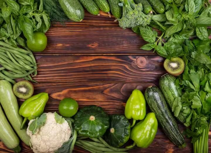 ਤੁਹਾਨੂੰ ਰੋਜ਼ਾਨਾ ਹਰੀਆਂ ਪੱਤੇਦਾਰ ਸਬਜ਼ੀਆਂ ਦਾ ਸੇਵਨ ਕਰਨਾ ਚਾਹੀਦਾ ਹੈ, ਇਸ ਵਿੱਚ ਵਿਟਾਮਿਨ ਅਤੇ ਖਣਿਜ ਹੁੰਦੇ ਹਨ ਜੋ ਵਾਲਾਂ ਨੂੰ ਸੁੰਦਰ ਬਣਾਉਂਦੇ ਹਨ।