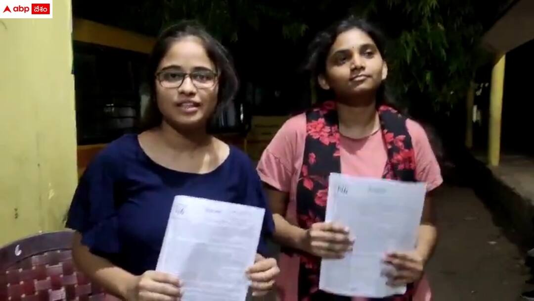 Asifabad News: నీట్ యూజీ పరీక్షలో గందరగోళం - సెలెక్ట్ చేసిన పేపర్ బదులు వేరే పేపర్, ఆసిఫాబాద్ లో ఘటన neet ug exam paper changed in asifabad model school center Asifabad News: నీట్ యూజీ పరీక్షలో గందరగోళం - సెలెక్ట్ చేసిన పేపర్ బదులు వేరే పేపర్, ఆసిఫాబాద్ లో ఘటన