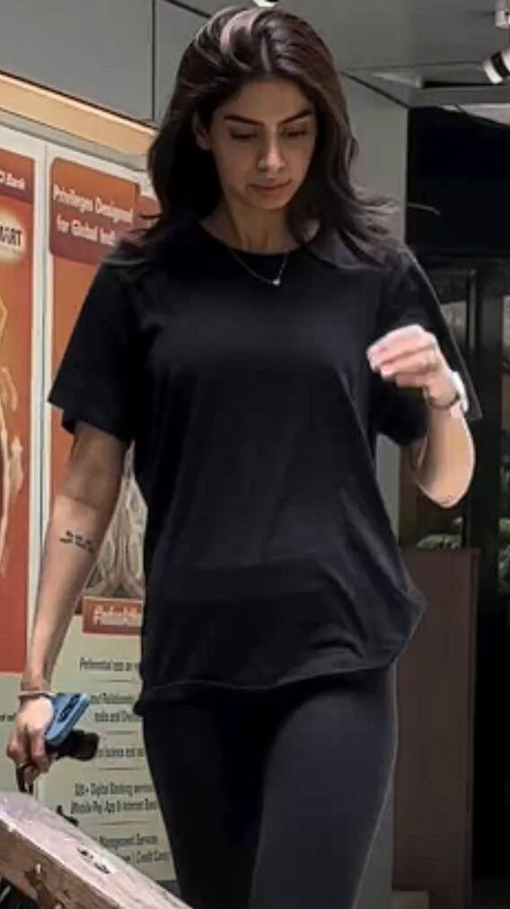 ऑल ब्लैक लुक में जिम के बाहर स्पॉट हुईं खुशी कपूर