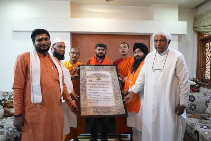 कांग्रेस उम्मीदवार कन्हैया ने कहा कि नामांकन से पहले सभी धर्मों के गुरुओं ने मुझे संविधान की प्रस्तावना भेंट कर मेरे लिये दुआएँ कीं और आशीर्वाद दिया. यही हमारा भारत है. यही हमारा संविधान. ‘सर्व धर्म सम भाव’. इस भारत और इसके संविधान की रक्षा के लिए मैं अपनी पूरी जान लगा दूंगा. जय जवान, जय किसान, जय संविधान.