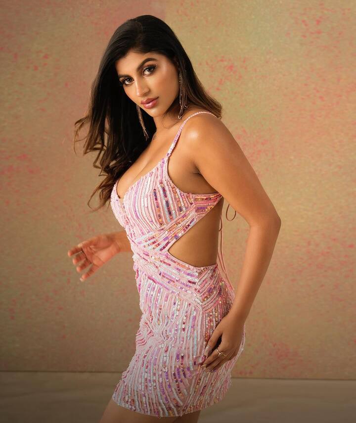 తన స్నేహితులతో కలిసి కారులో ఓవర్ స్పీడ్తో వెళుతూ డివైడర్ను ఢీ కొట్టింది. దీంతో తీవ్రంగా గాయపడ్డ ఒంటి నిండా గాయాలు, ఆమె రెండు కాళ్లు ఫ్యాక్చర్ అయ్యాయి.