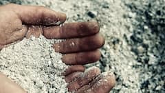 श्मशान घाट में मुर्दों को जलाने के बाद जो राख बनती है, उसका क्या होता है?