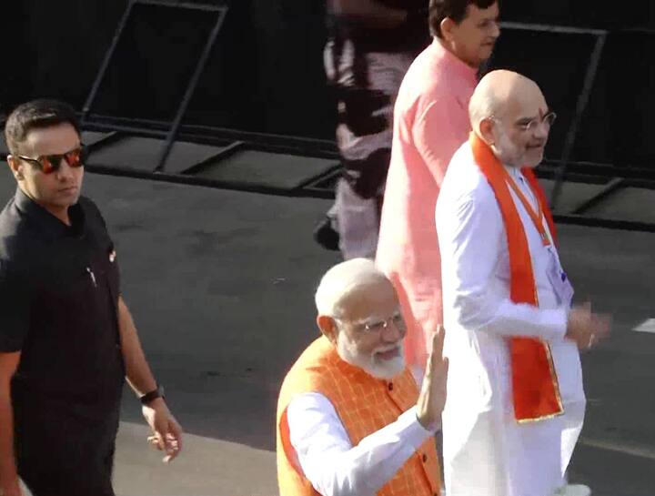 అహ్మదాబాద్ లో ఓటు వేసేందుకు వెళ్తున్న ప్రధాని మోదీ, పక్కన అమిత్ షా