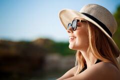 Skin Care Tips: गर्मियों में अपने साथ जरूर रखें ये 4 चीजें, धूप से करेगी स्किन का बचाव