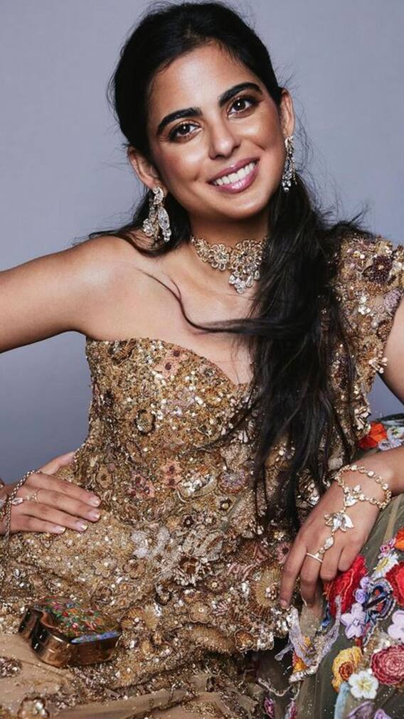 ईशा अंबानी के इस साड़ी गाउन को बनने में लगे 10 हजार घंटे, जानिए क्या है खास