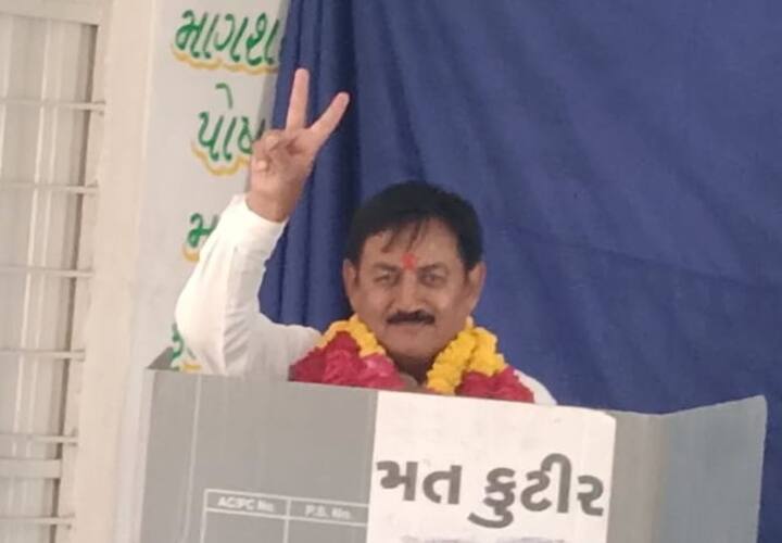 કોંગ્રેસ નેતા ભરતસિંહ સોલંકીએ મતદાન કરવા ગયા ત્યારે બહેનોને હાર પહેરાવી કુમકુમ તિલક કર્યુ હતું.