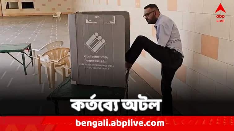 Gujarat man Ankit Soni casts his vote through his feet at a polling booth Loksabha Election 2024 Loksabha Election 2024 Third Phase: '২০ বছর আগে বিদ্যুৎস্পৃষ্ট হয়ে চলে যায় ২টি হাত', বুথে গিয়ে পায়ে করেই ভোট !