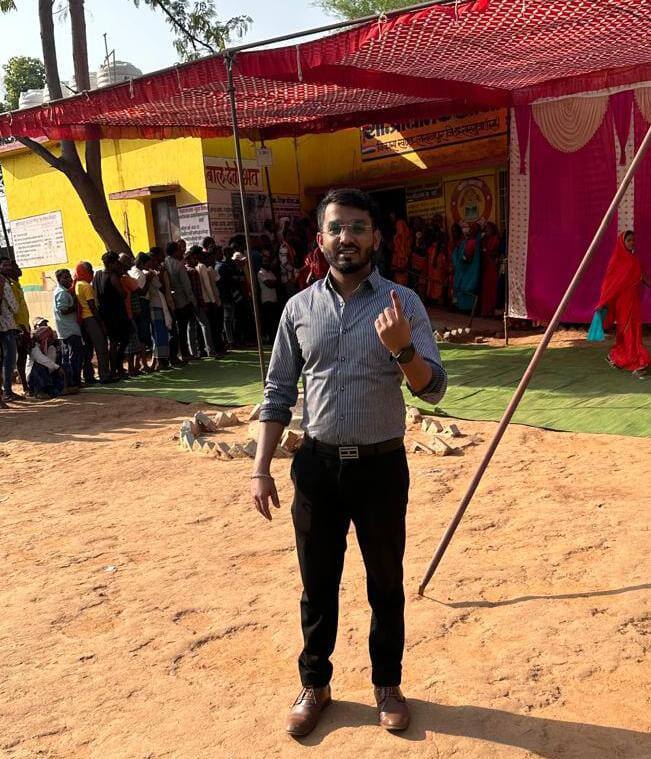 सरगुजा जिले पुलिस अधीक्षक का लाइन में लगकर मतदान करना उन अधिकारी और वीआईपी कल्चर का पालन करने वालों के लिए एक सीख थी. पुलिस अधीक्षक विजय अग्रवाल आज मंगलवार की सुबह जिला उद्योग कार्यालय स्थित अपने मतदान केन्द्र पहुंचे.