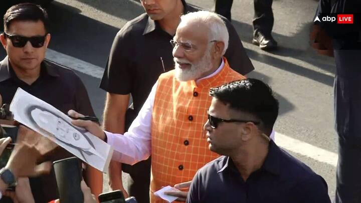 भीड़ में मौजूद एक बच्ची पीएम की तस्वीर बनाकर लाई थी. जिसे पीएम ने गौर से देखा.