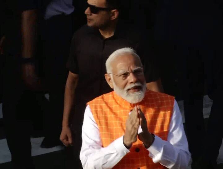 ఓటు వేసిన అనంతరం ప్రజలకు అభివాదం చేసిన ప్రధాని మోదీ