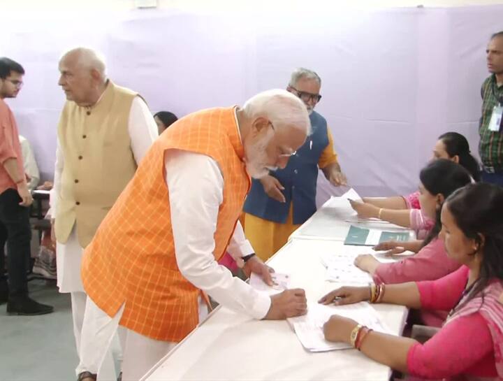 క్యూలో నిలబడి ఓటింగ్ ప్రక్రియలో పాల్గొన్న మోదీ