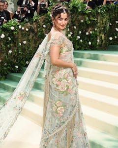 Alia Bhatt at Met Gala 2024 : ఆలియా భట్ కట్టుకున్న చీరను తయారు చేయడానికి 163 మంది 1965 గంటలు పనిచేశారట.. దాని ప్రత్యేకత ఏమిటంటే