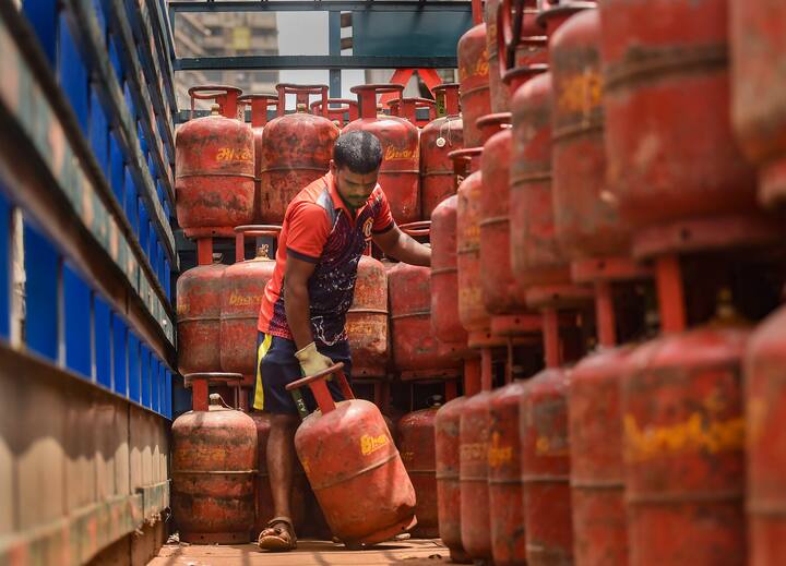 सिलेंडर की एक्सपायरी डेट चेक करने के लिए आपको सिलेंडर पर लिखे कुछ नंबर और अल्फाबेट पर गौर करना होगा.