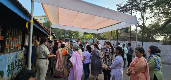 सकाळपासून कोल्हापुरात मतदानासाठी रांगा लागल्या आहेत.