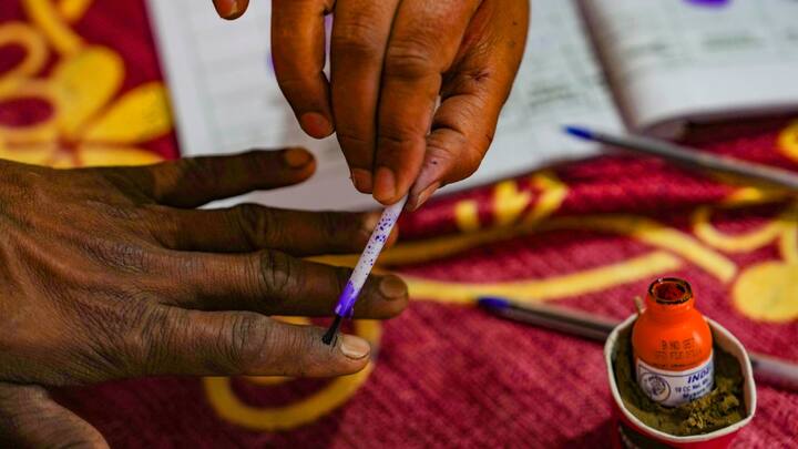 Lok Sabha Election 2024 voting percent drop compared to 2019 elections maharashtra Politics marathi news माढा, सोलापूरमध्ये मतदानाची टक्केवारी घसरली, कौल कुणाला? 4 जूनला फैसला