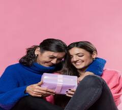 Mother's Day 2024: मां को यह फाइनेंशियल गिफ्ट्स देकर करें वित्तीय सुरक्षा का इंतजाम, नहीं होगी पैसों की टेंशन