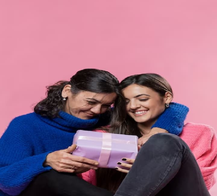 हम आपको ऐसे वित्तीय गिफ्ट्स के बारे में बता रहे हैं जिसमें निवेश करके आप मां को सुरक्षित भविष्य का तोहफा दे सकते हैं.