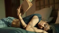 Malavika Mohanan Photos: పుస్తకాన్ని ఇంత వయ్యారంగా చదివారా మీరెప్పుడైనా!