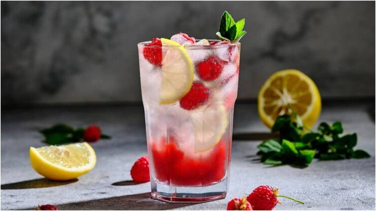Make strawberry lemonade with easy and instant  recipe Strawberry Lemonade: गर्मियों में तैयार करें रिफ्रेशिंग स्ट्रॉबेरी लेमोनेड, स्वाद के साथ है सेहतमंद भी