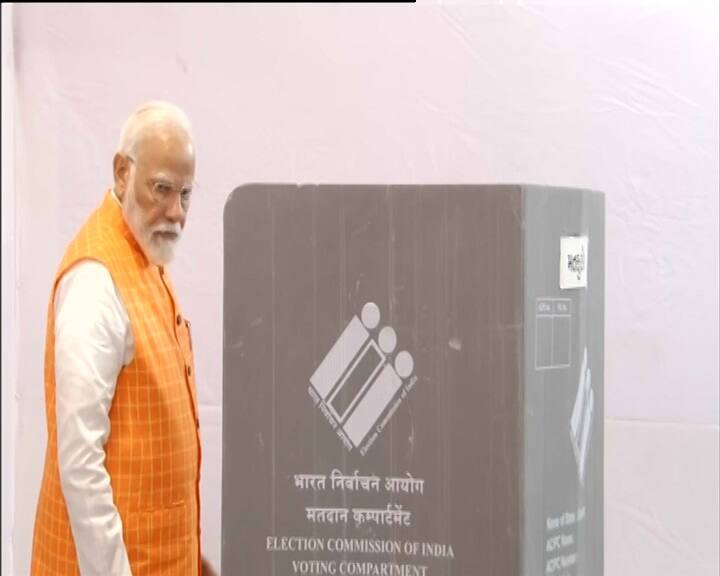 વડાપ્રધાન નરેન્દ્ર મોદીએ અમદાવાદમાં રાણીપની નિશાન સ્કૂલમાં મતદાન કર્યુ હતુ.
