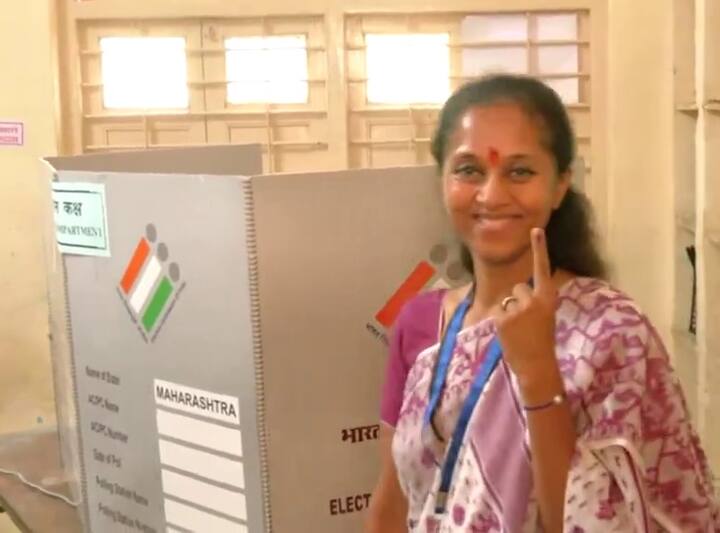 బారామతి పోలింగ్ కేంద్రంలో ఓటు వేసిన NCP-SCP ఎంపీ అభ్యర్థి సుప్రియా సూలే