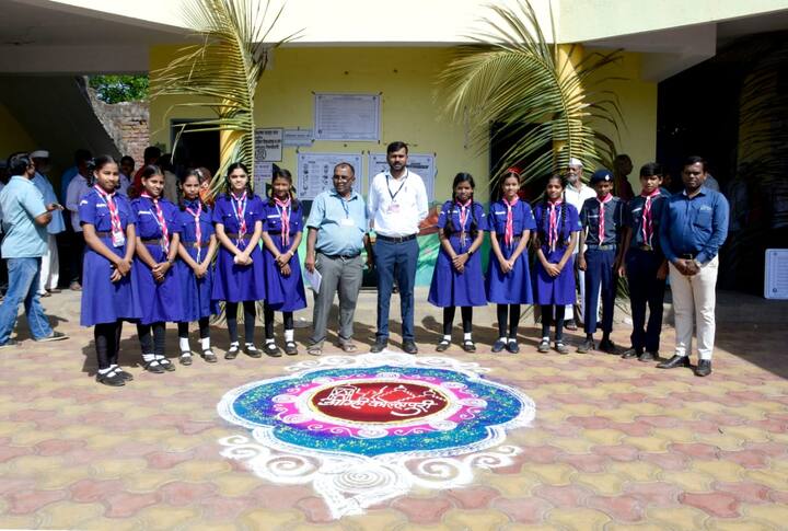 मतदारांच्या स्वागतासाठी अनेक ठिकाणी रांगोळीची आरास करण्यात आली आहे.