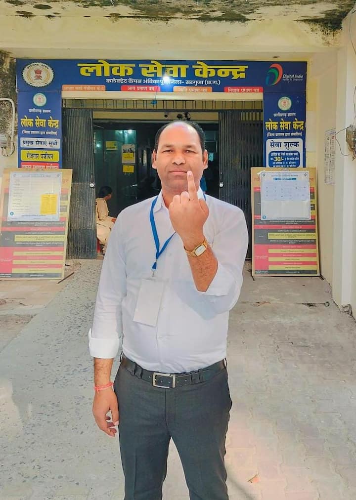 इसके अलावा डिप्टी कलेक्टर नीरज कौशिक ने भी मतदान किया और अम्बिकापुर तहसीलदार उमेश सिंह बाज ने भी मतदान कर नीली स्याही दिखाकर लोगों से मतदान की अपील की. सरगुजा जिले के पुलिस अधीक्षक विजय अग्रवाल ने भी आज अपने मताधिकार का उपयोग किया.